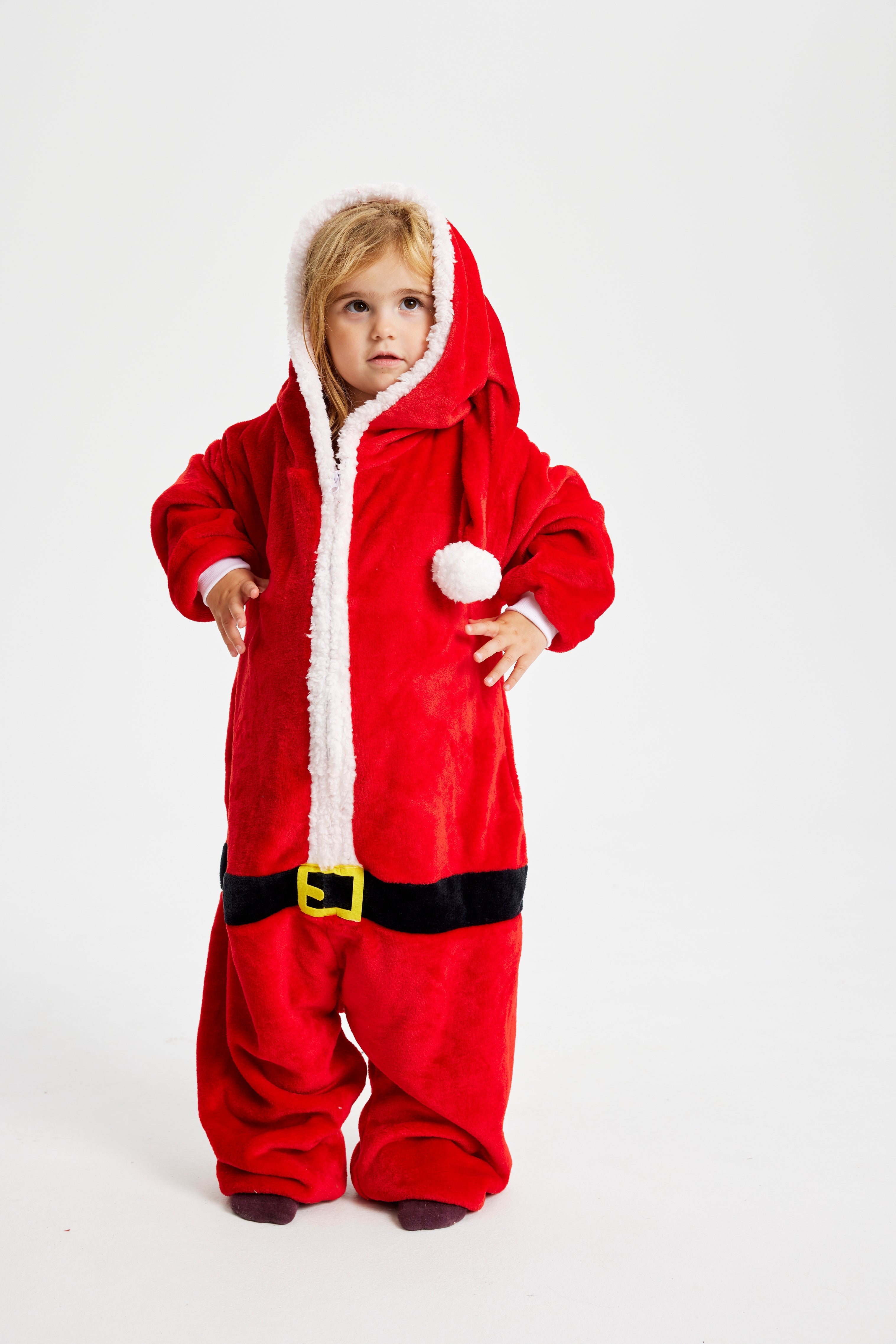 Un enfant posant habillé en Père Noël.